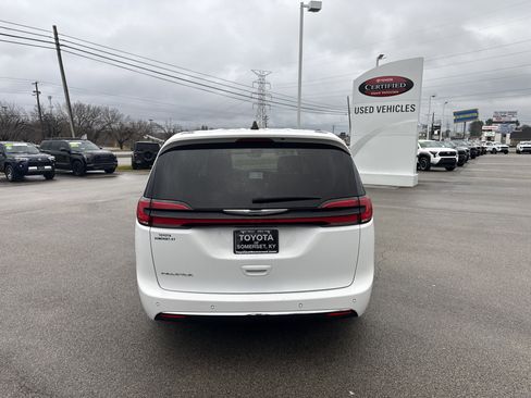 Used 2024 Chrysler Pacifica Touring-L image 5