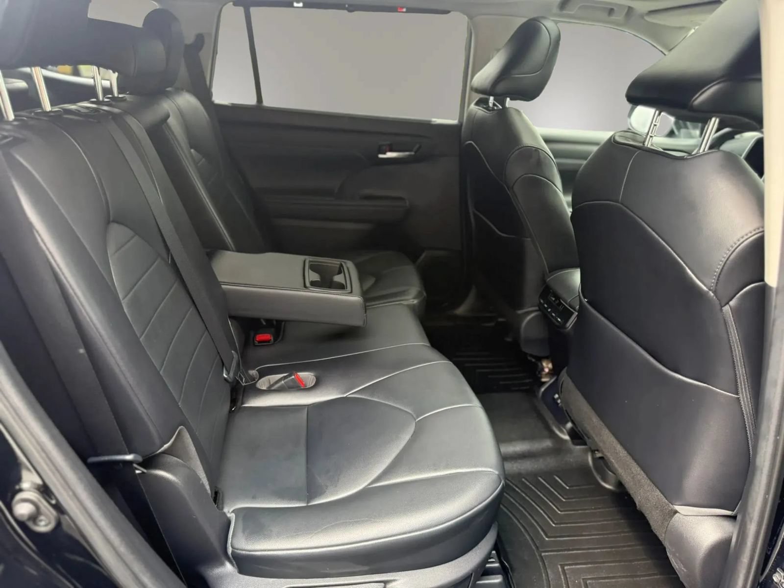 Used 2021 Toyota Highlander XLE AWD/4WD image 45
