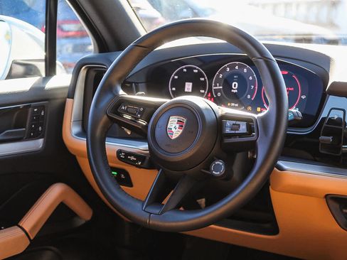 Used 2025 Porsche Cayenne image 15
