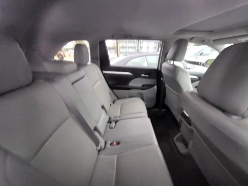Used 2019 Toyota Highlander XLE image 9