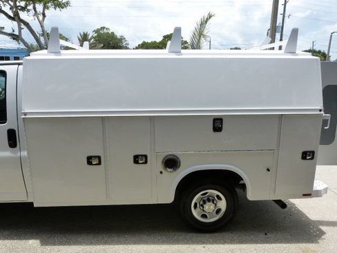Used 2015 Chevrolet Express 3500 RWD image 18