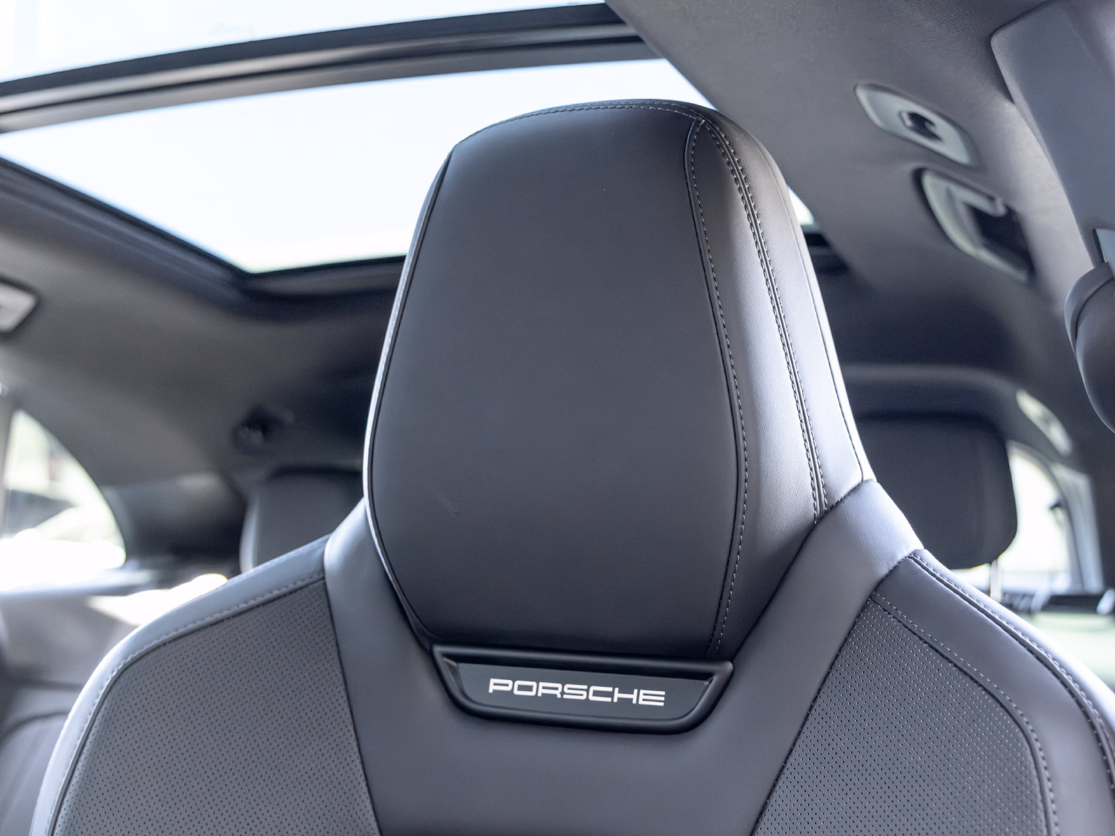 Certified 2025 Porsche Macan Electric RWD image 33