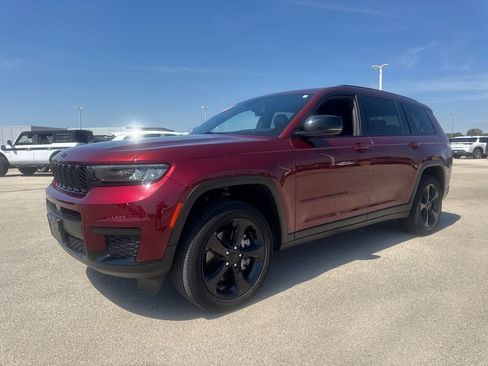 Used 2023 Jeep Grand Cherokee L Laredo AWD/4WD image 2