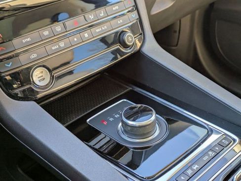 Used 2020 Jaguar F-PACE Premium image 9