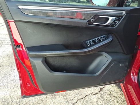 Used 2018 Porsche Macan Turbo image 13