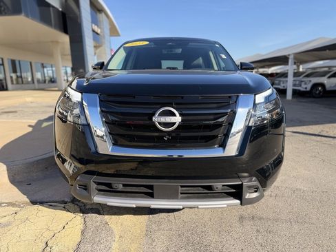 Used 2025 Nissan Pathfinder SL image 2