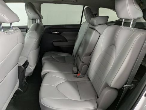 Used 2023 Toyota Highlander XLE AWD/4WD image 26