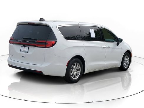 New 2027 Chrysler Pacifica Select FWD image 4