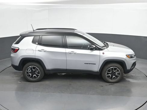 Used 2025 Jeep Compass Trailhawk w/ Trailer Tow Group AWD/4WD image 32