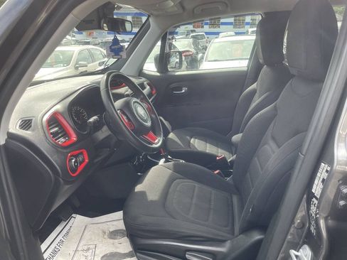 Used 2018 Jeep Renegade Latitude AWD/4WD image 9
