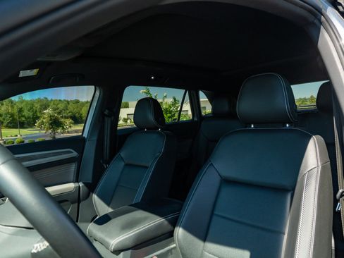 Used 2023 Volkswagen Atlas Cross Sport SE w/ Panoramic Sunroof Package FWD image 13