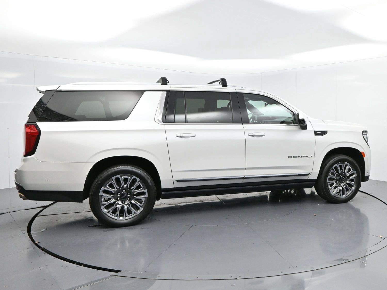 Used 2023 GMC Yukon XL Denali Ultimate AWD/4WD image 8
