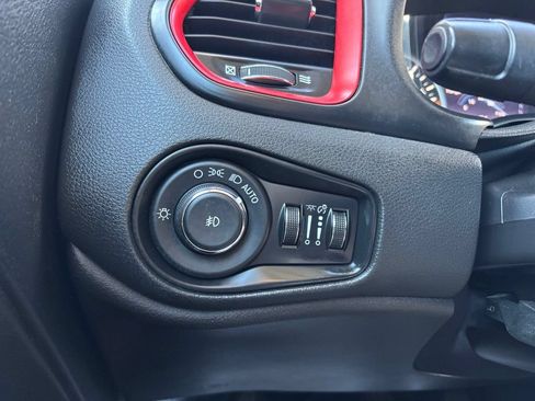Used 2015 Jeep Renegade Trailhawk AWD/4WD image 29