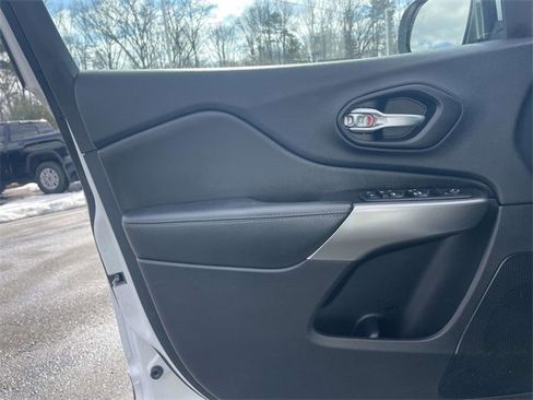 Used 2019 Jeep Cherokee Latitude Plus image 17