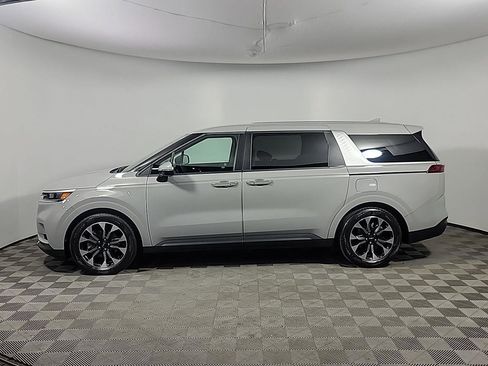 Used 2024 Kia Carnival EX image 11