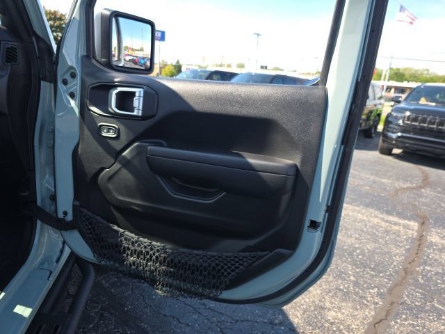 Used 2023 Jeep Wrangler Unlimited w/ Sun & Screen Package AWD/4WD image 30