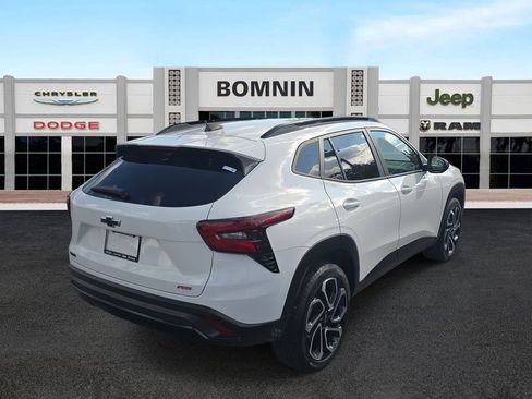 Used 2024 Chevrolet Trax RS w/ Sunroof Package image 3