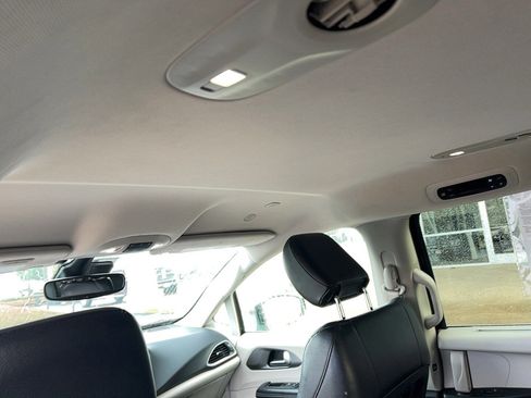 Used 2022 Chrysler Pacifica Touring-L image 24