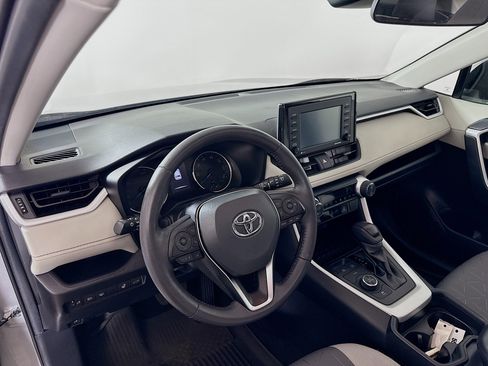 Used 2021 Toyota RAV4 XLE w/ Convenience Package image 9