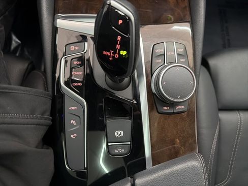 Used 2020 BMW 530e xDrive w/ M Sport Package image 37