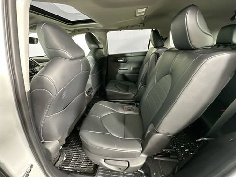 Used 2023 Toyota Highlander XLE AWD/4WD image 4