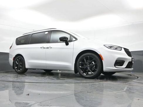 New 2026 Chrysler Pacifica Limited FWD image 39