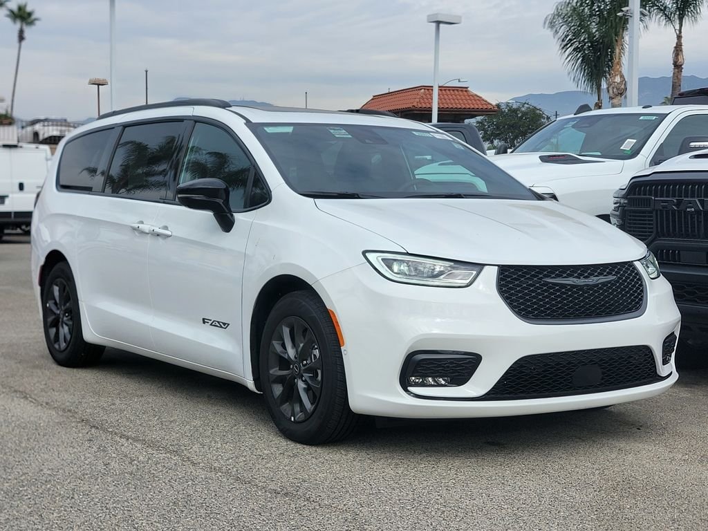 New 2025 Chrysler Pacifica Select w/ Fav Edition Package FWD image 1