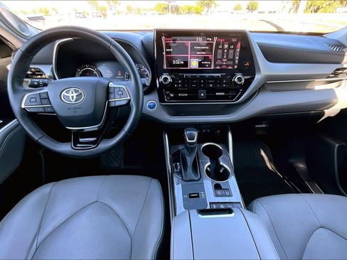 Used 2021 Toyota Highlander Platinum image 16