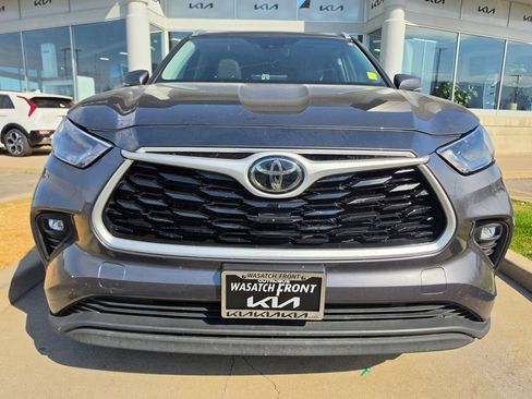Used 2022 Toyota Highlander XLE AWD/4WD image 2