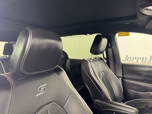 Used 2025 Chrysler Pacifica Limited image 29