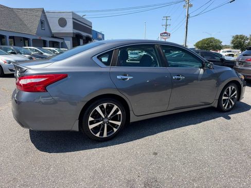 Used 2016 Nissan Altima 2.5 SR w/ LED Appearance Package FWD image 5