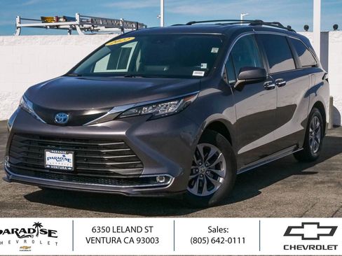 Used 2022 Toyota Sienna XLE image 1