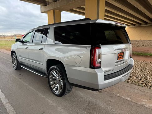 Used 2020 GMC Yukon XL SLT w/ Premium Edition image 3