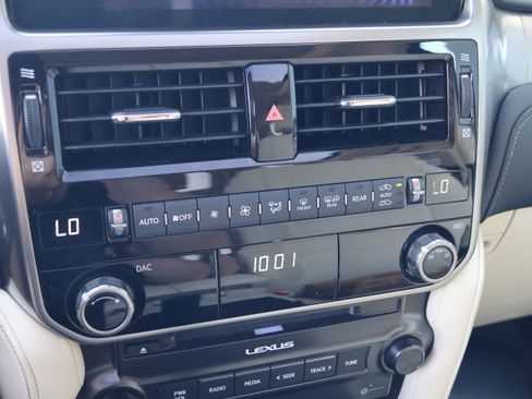 Used 2023 Lexus GX 460 Premium w/ Accessory Package AWD/4WD image 27