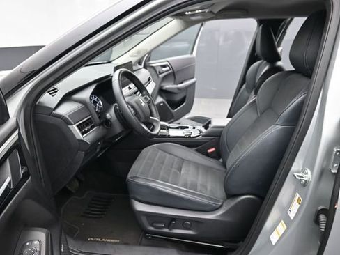 Used 2025 Mitsubishi Outlander SE AWD/4WD image 25