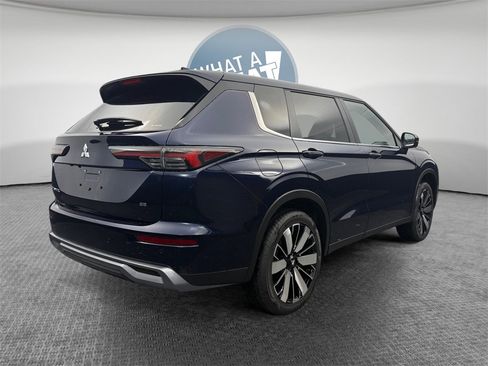 New 2025 Mitsubishi Outlander SE image 3