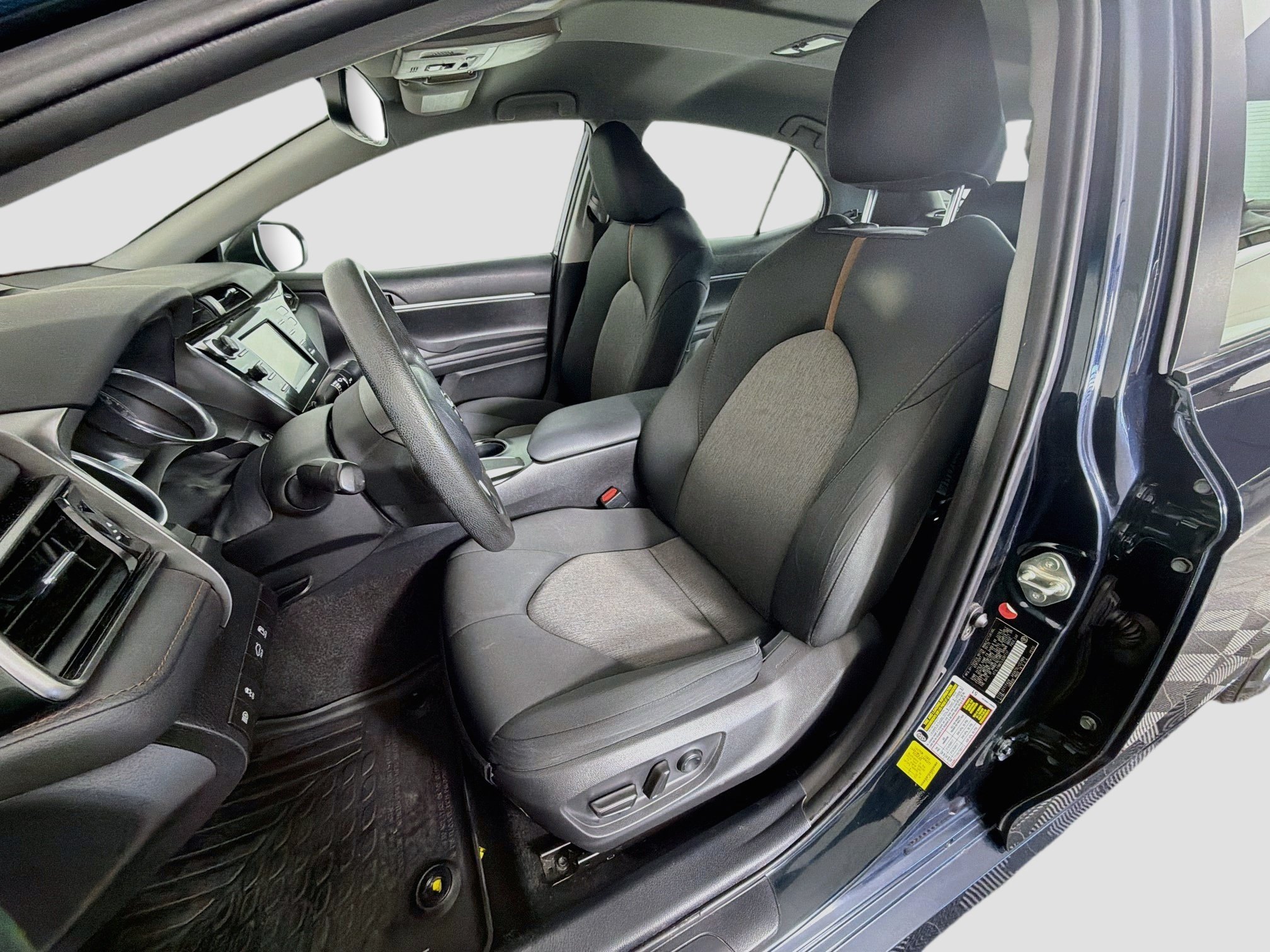 Used 2020 Toyota Camry LE w/ Convenience Package FWD image 13