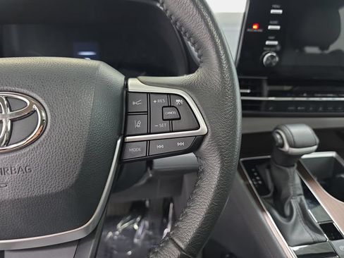 Certified 2023 Toyota Sienna XLE FWD image 15