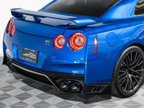 Used 2021 Nissan GT-R Premium image 7
