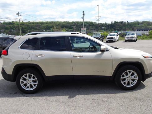 Used 2015 Jeep Cherokee Latitude w/ Cold Weather Group AWD/4WD image 5