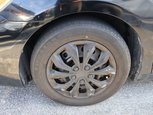 Used 2010 Toyota Camry LE image 4