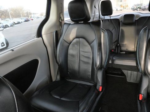 Used 2021 Chrysler Pacifica Touring-L image 12