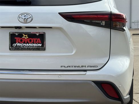 Used 2024 Toyota Highlander Platinum image 6