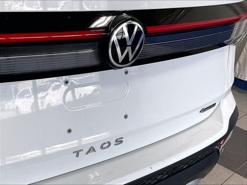 Used 2025 Volkswagen Taos SE AWD/4WD image 28