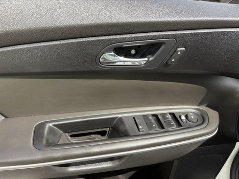 Used 2010 GMC Acadia SLE image 19