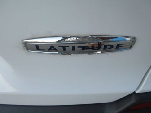 Used 2020 Jeep Cherokee Latitude FWD image 10