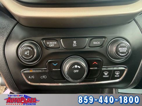 Used 2018 Jeep Cherokee Latitude w/ Cold Weather Group image 17