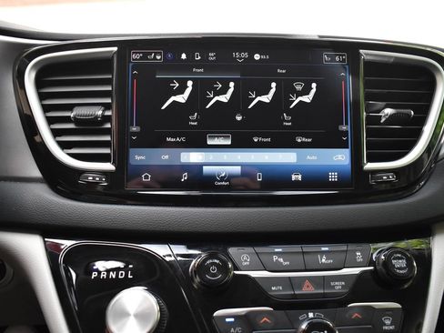 Used 2024 Chrysler Pacifica Touring-L FWD image 29