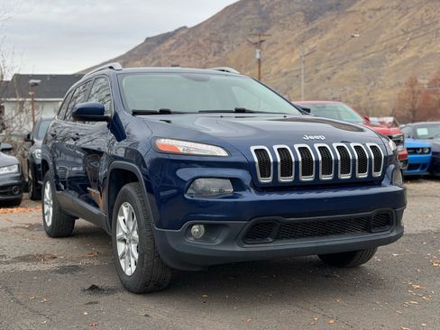 Used 2018 Jeep Cherokee Latitude Plus w/ Comfort/Convenience Group image 1