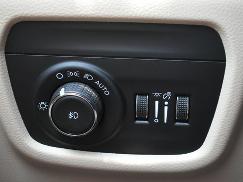 Used 2024 Jeep Grand Cherokee Limited AWD/4WD image 19